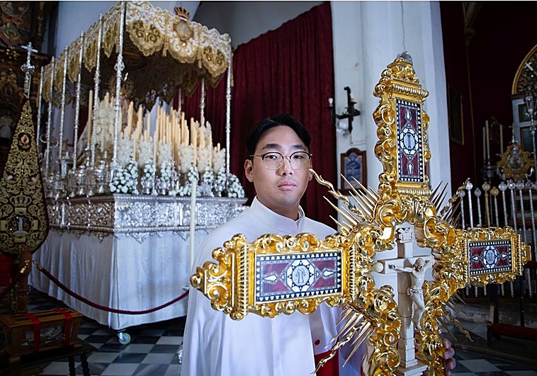 Jun Seok, el coreano que porta la cruz de guía de la Aurora